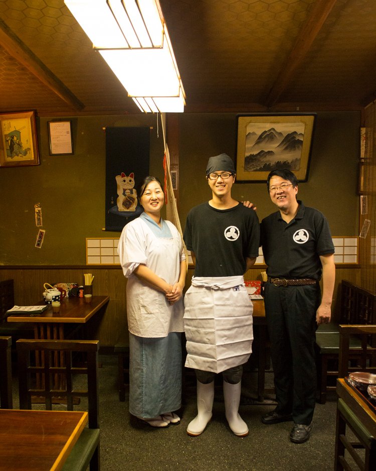 4代目の堀井市朗さんと奥様の千穗さん、修業中の5代目雄太朗さん。