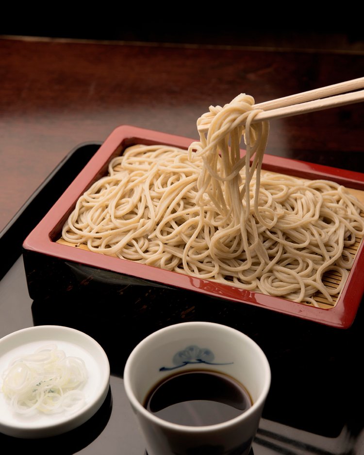 そばはすべて手打ちで、1日20～30回打つ。やや辛口のつゆで食べるもり700円。