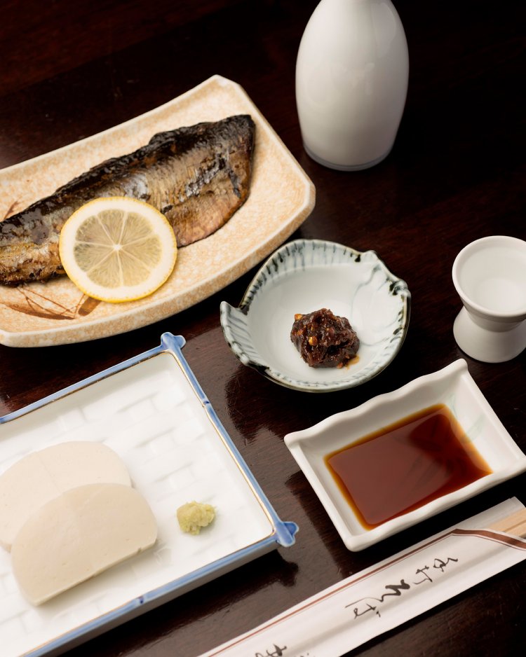 御酒「菊正宗 特選」700円（180mL）にはそば味噌が付く。にしん棒煮850円、わさびかまぼこ700円。