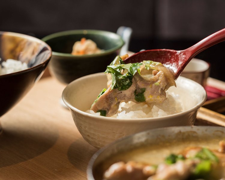 大山鶏のあんかけ親子丼1440円はかつお節風味の銀あん仕立て。ほんのり塩味が米の甘みを最大限に引き立てる。