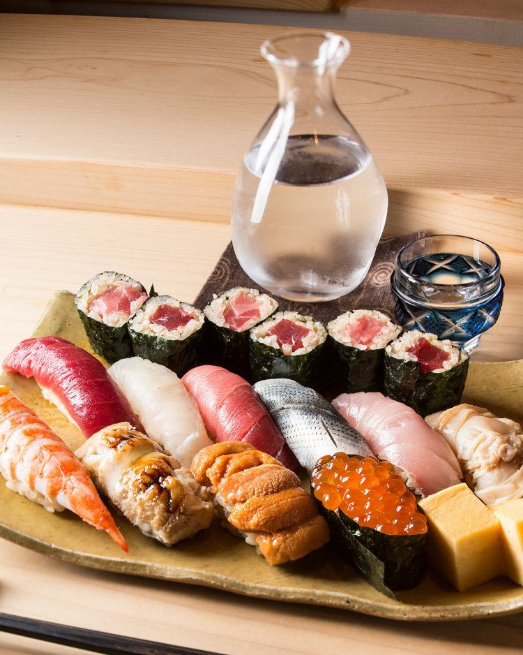 握り11貫、巻物1本のランチ5400円は「初球からしっかり投げたい」とヅケから始まる。名物の煮蛤にはあえてツメを使わず、最低限の仕事で魅力を引き出す。 