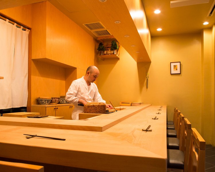 一人ずつとじっくり向き合いたいから、とカウンター9席のみ。 