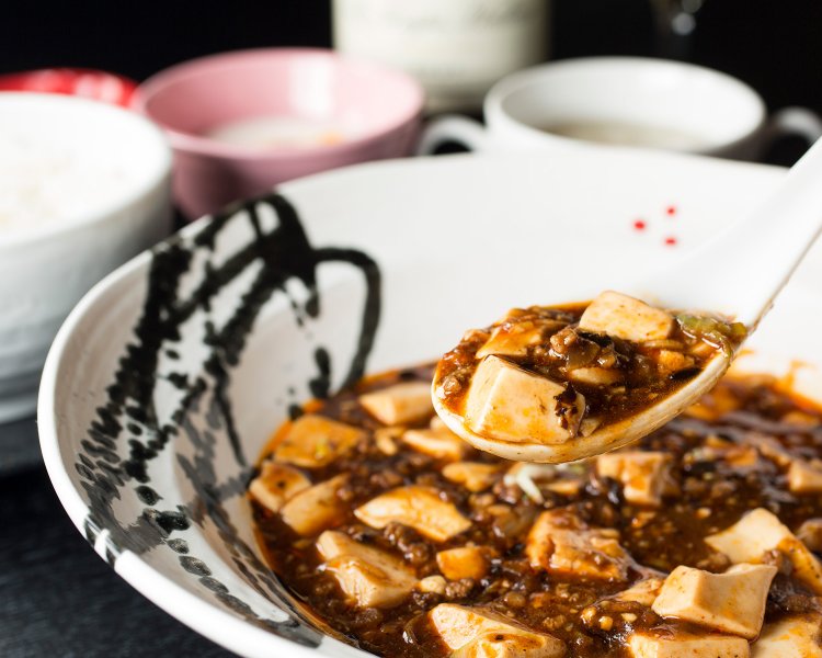 麻婆豆腐。豆鼓の塩気と押し寄せる花椒の香り、じわじわと広がる旨味にやみつき! 