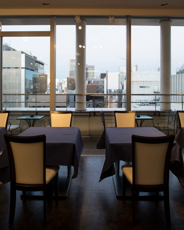 黒と白を基調とした店内にゆったりとした音楽が流れる優雅な空間。銀座の街並みがよく見える。 