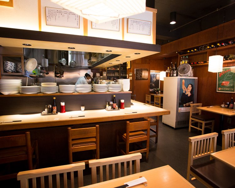 レトロなポスターが貼られた昭和の雰囲気漂う店内。