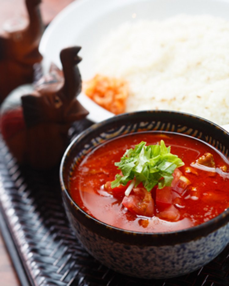 辛味の強いサラサラスープが特徴のチキンカレー。