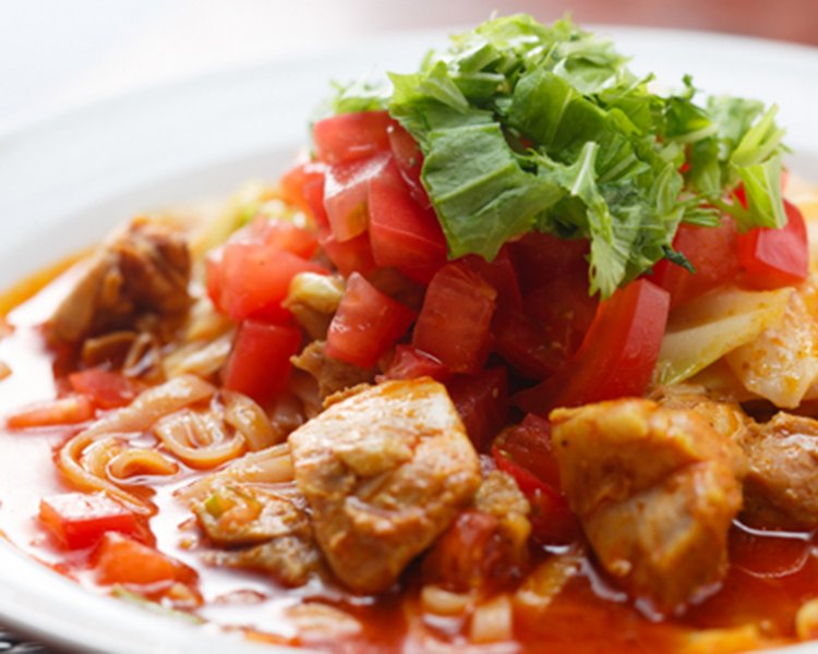 大きなチキンにトマトとキャベツがたっぷり。辛さは0～15辛まで。初心者は5辛までが無難。