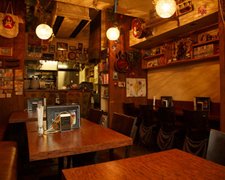 幸田さんが旅先で買った雑貨が飾られ無国籍な雰囲気。