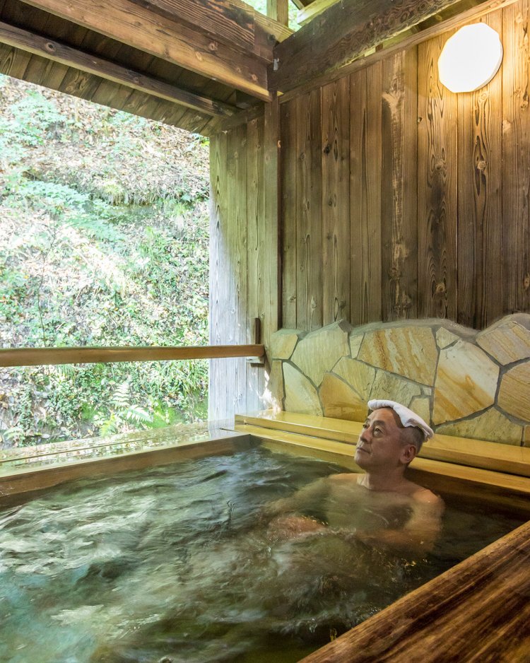木造の露天風呂は居心地が良く、つい長湯してしまう。