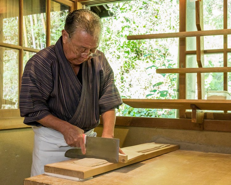 主人自らが打つ、香り高いそばが食べられる。