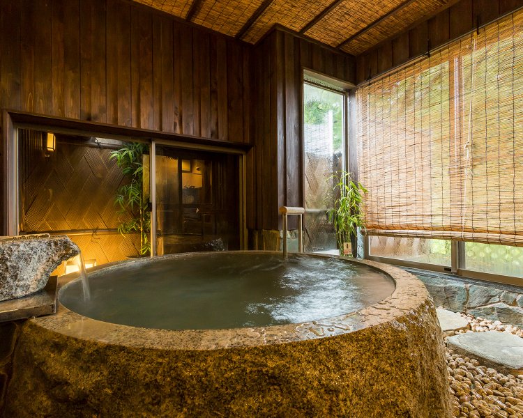 日帰りでも風情ある御影石の貸切風呂が利用可能。1時間3300円。