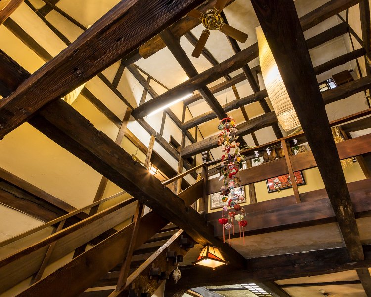 帳場から上を見上げると昔ながらの柱や梁が。