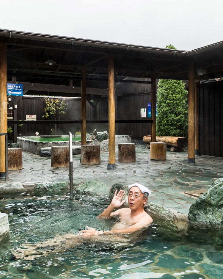 露天風呂「月の石」はワイルドな岩風呂。