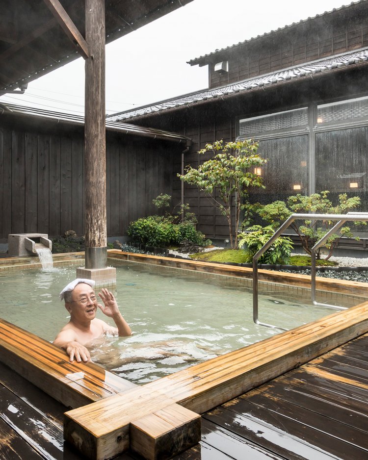 一方「星の森」露天風呂は檜造り。いずれも大浴場やサウナ、あかすりが併設され、週替わりで男女入れ替えとなる。加水なし、というのがエライ。