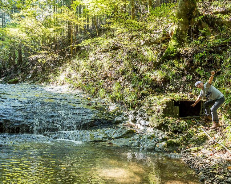 源泉が湧く渓谷は別世界だ。