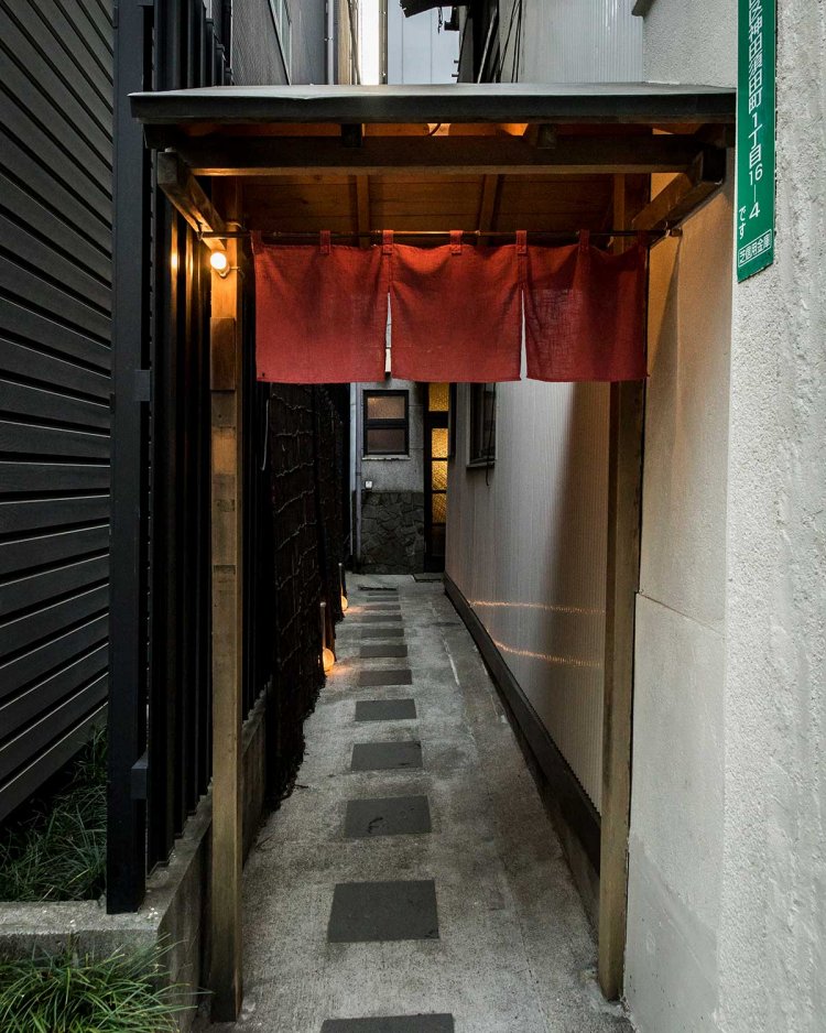 細い路地の奥にある。