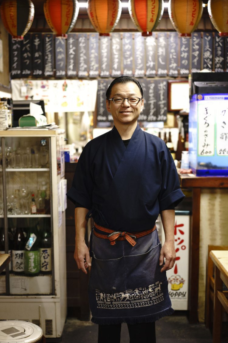 3代目店主、諸星道治さん。カッコいいし、メニューの短冊の字もカッコイイし、最高。