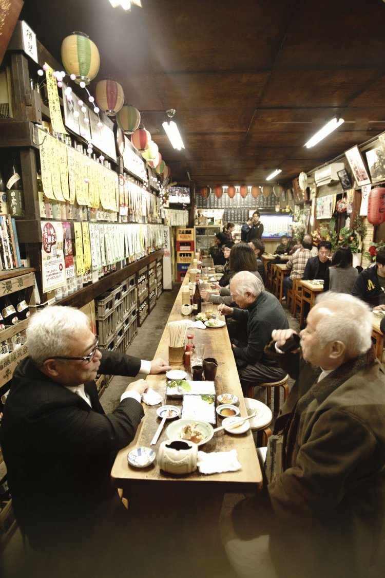 酒や肴を置くにも、人との距離感的にも、すべてが大正義すぎてしびれるカウンターの幅。