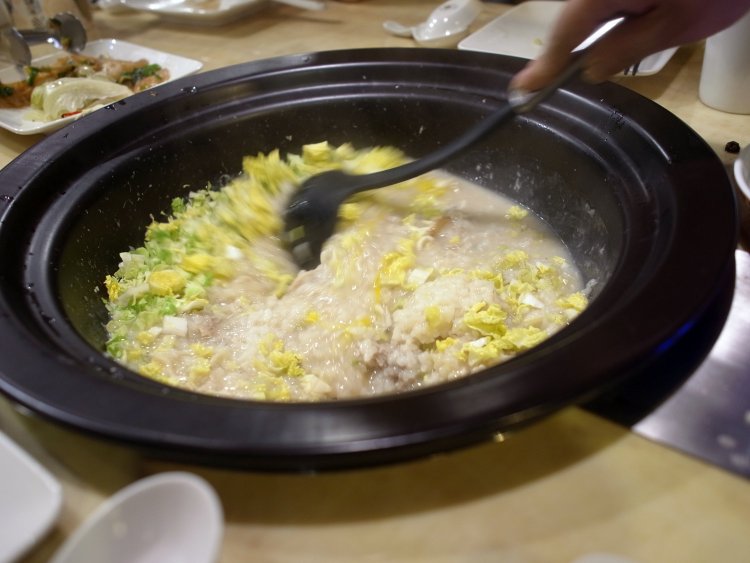 鍋のシメは旨味たっぷりのお粥