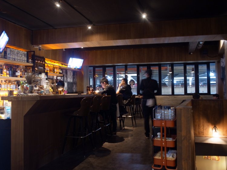 １階でラーメンを食べた後は、２階にあがりお酒を楽しめる