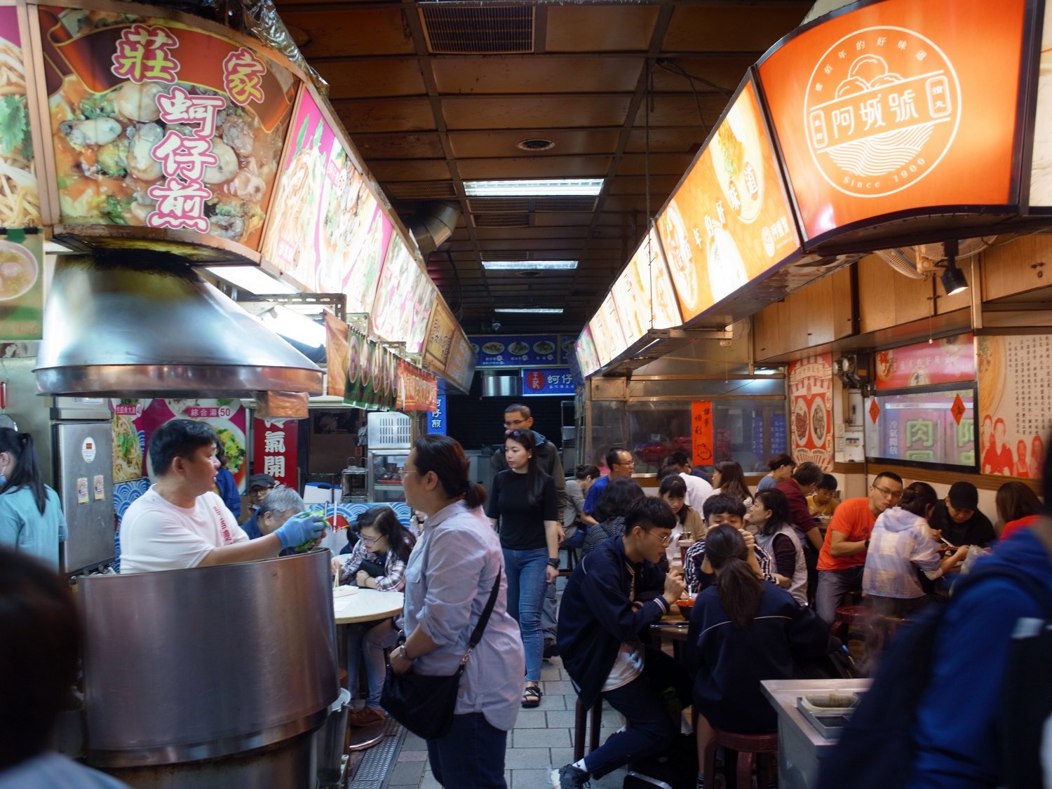 市場内には新竹名物のビーフンの店がずらりと並ぶ