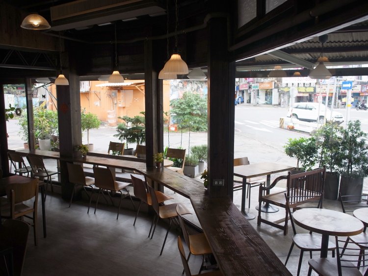 大通りに面したカウンター席