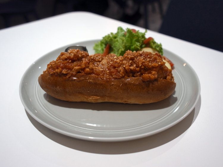 ご当地名物の貢丸のホットドックはぜひ試したい一品