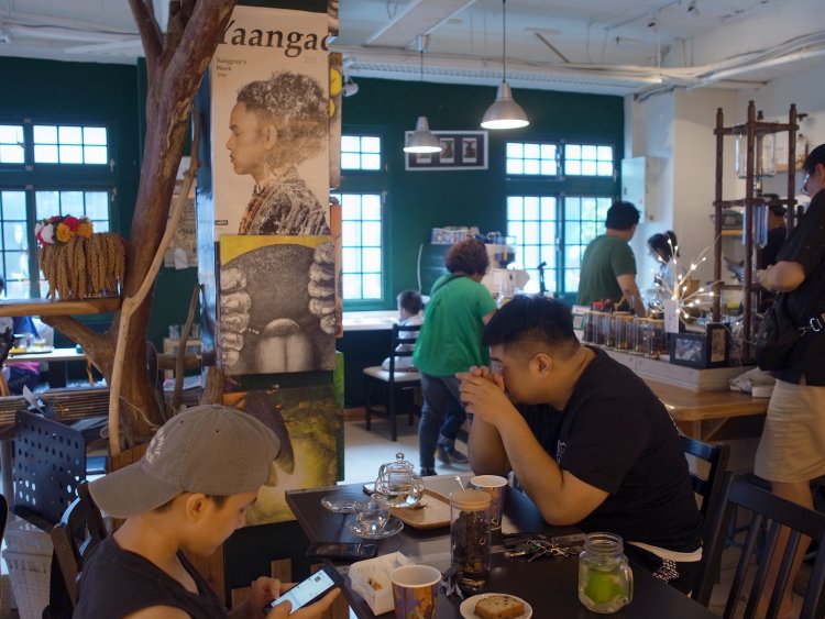 店内では工芸品も販売