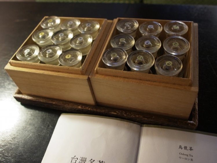 茶葉が入っている小瓶。ここから好みの香りの茶を選ぶことができる