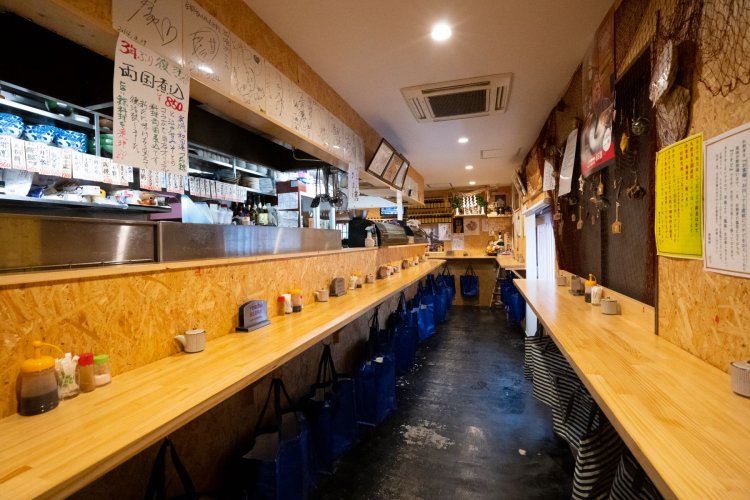 店内はL字形になっていて、40席すべて立ち飲み席。