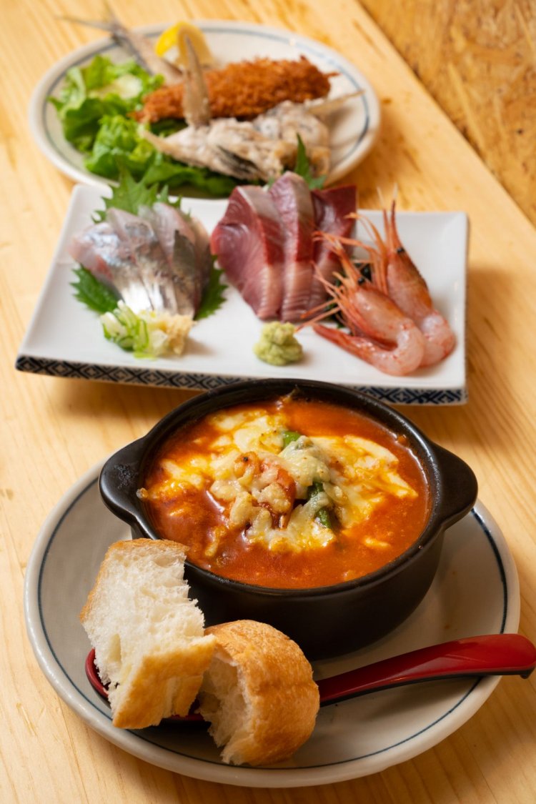 16時間かけて煮込んだ自家製トマトソースたっぷりの海鮮トマグラ850円。しま海老刺1本150円。ぶり刺1枚200円。お造り、フライ、骨せんべいとあじを余すことなく楽しめるあじ一尾セット680円。