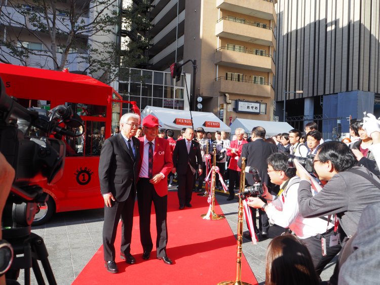 テープカット直後の高野区長と水戸岡さん。二人ともご満悦でした。