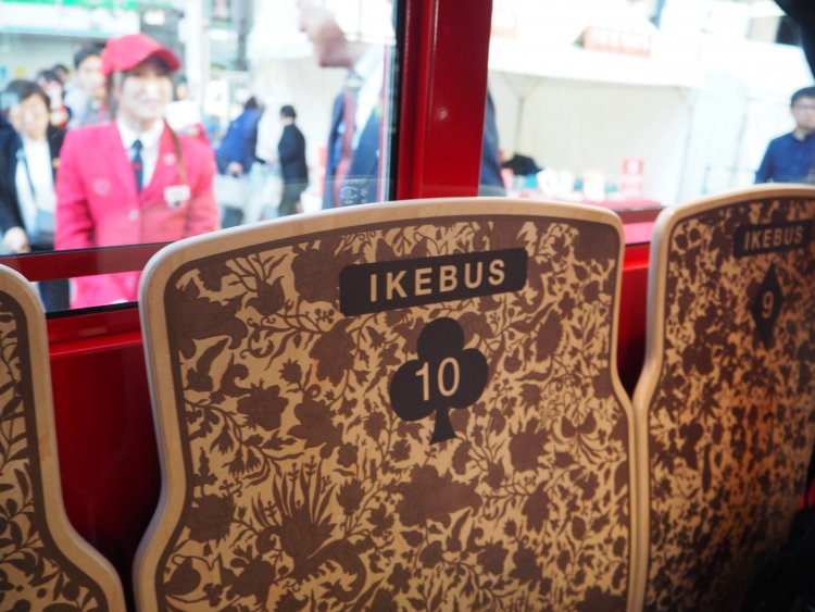 席のナンバリングはトランプがモチーフ。