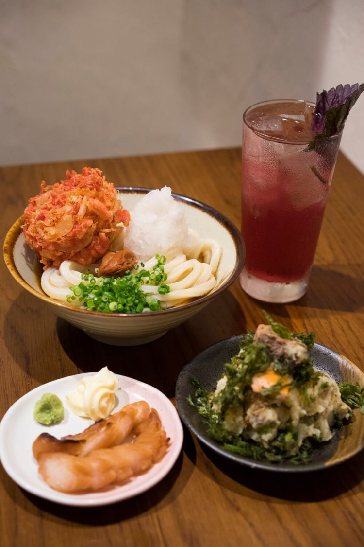 左上から梅おろしぶっかけうどん700円、紅しょうがのかき揚げ300円、自家製バイスサワー400円、あおさポテサラ380円、鶏ささみ一夜干し400円。