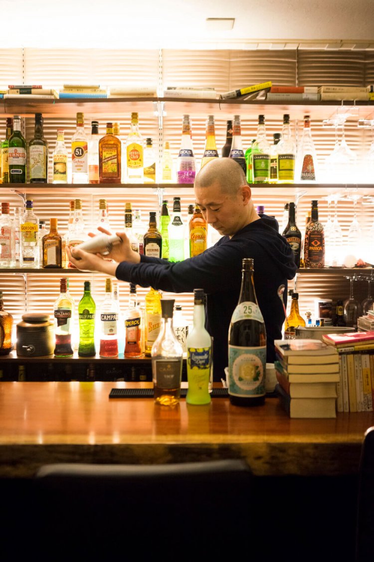 慣れた手つきでシェイカーを振るう土田さん。