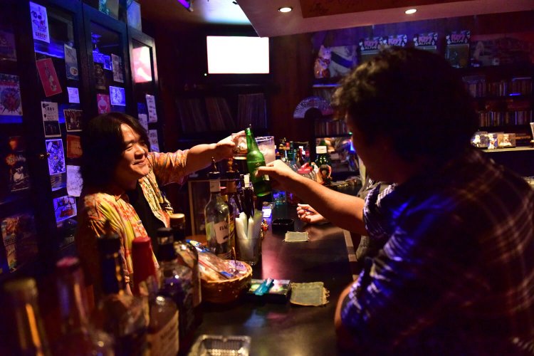 壁には人間椅子などミュージシャンのサインもある。ライブ映像の上映も可能。カウンター8席とテーブル席。