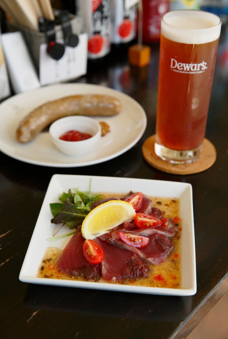 季節の魚のカルパッチョ450円、習志野ソーセージ550円。後味さわやかなフレーバービアカクテル泡沫（うたかた）490円。