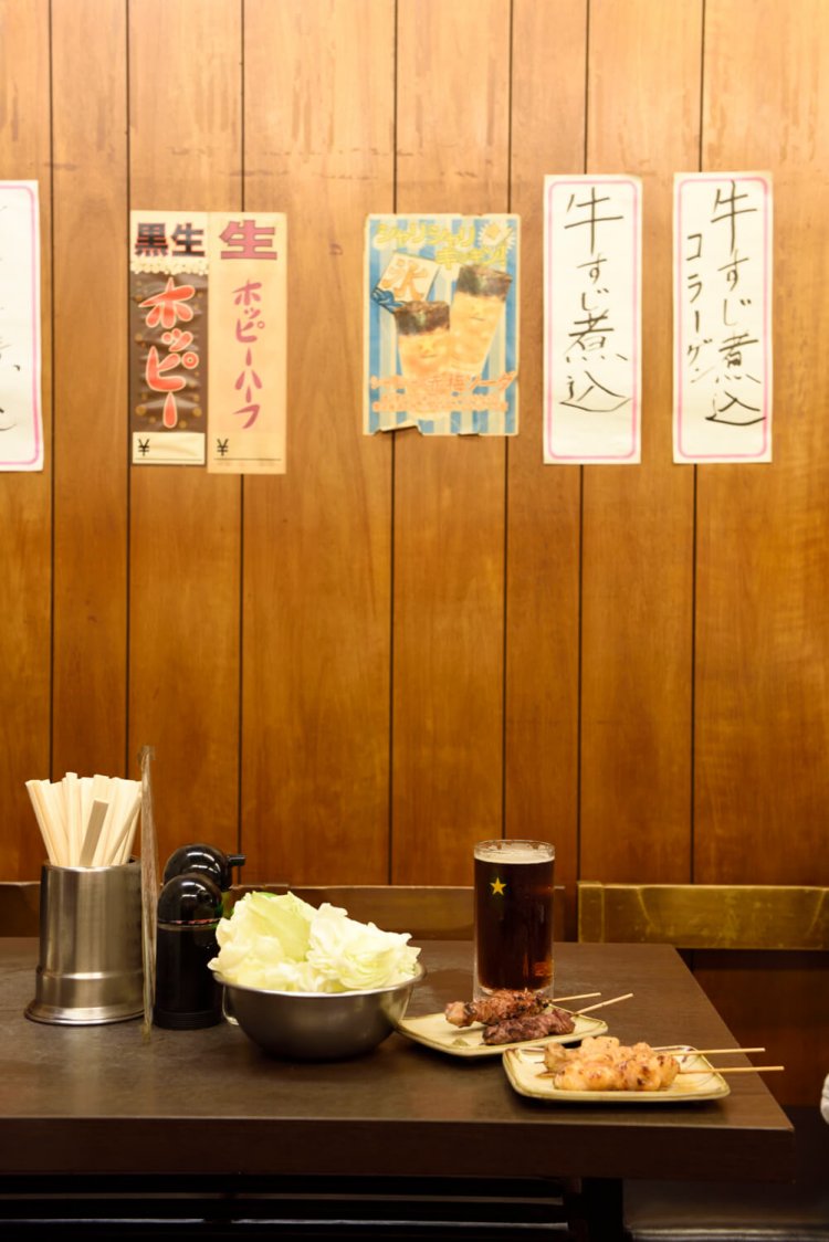 串は手前から丸腸、ミノ各200円、豚ハラミ140円、ナンコツ200円。生ホッピー黒420円。