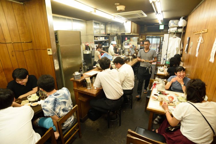 カウンターとテーブル席を用意。