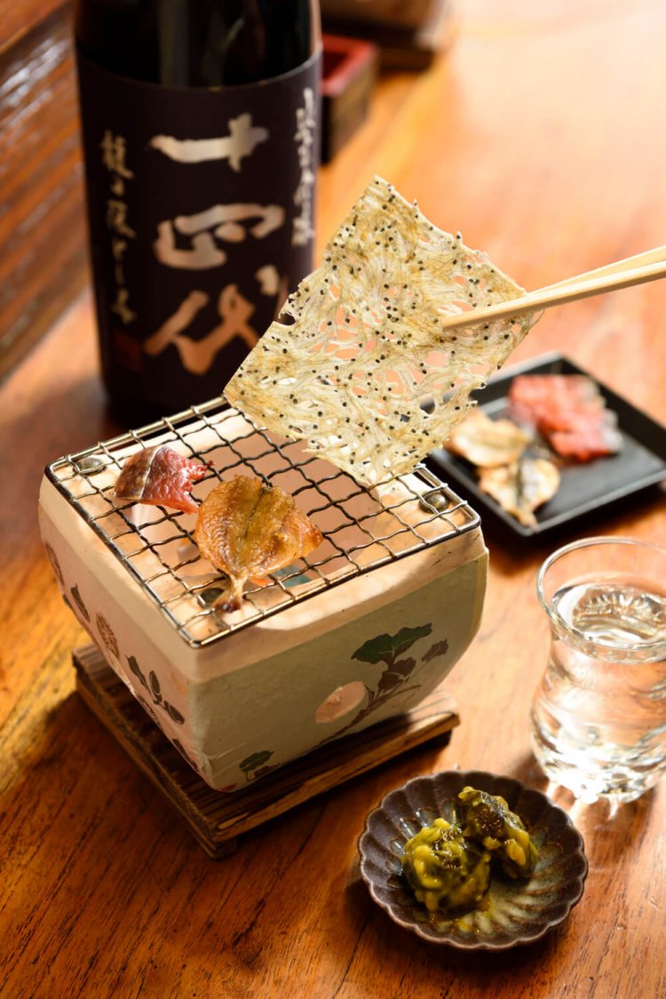 焼きアジなど9種から選べる炙りメニュー3種盛600円、田酒の小茄子からし漬け400円。十四代純米吟醸龍の落とし子500円。