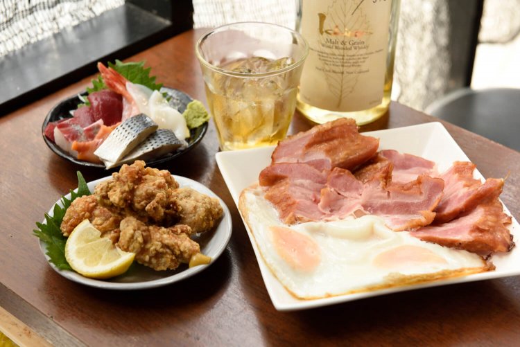 からあげ390円など。マスターは酒屋勤務経験があり、イチローズモルト590円～ほかレア酒も。