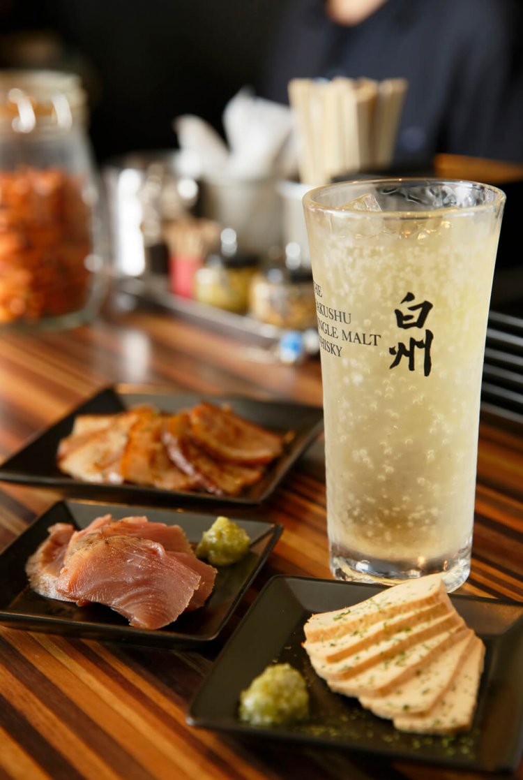 肴は全部燻製。チーズのようなとうふ300円、カツオ500円など。白州森香るハイボール700円。