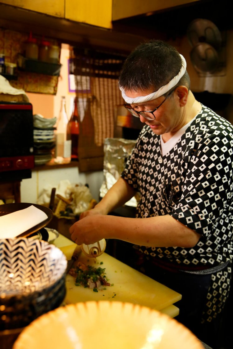 大将は脱サラしてこの世界に。明石焼き風タコ巻き玉子780円など創意が光る料理も。
