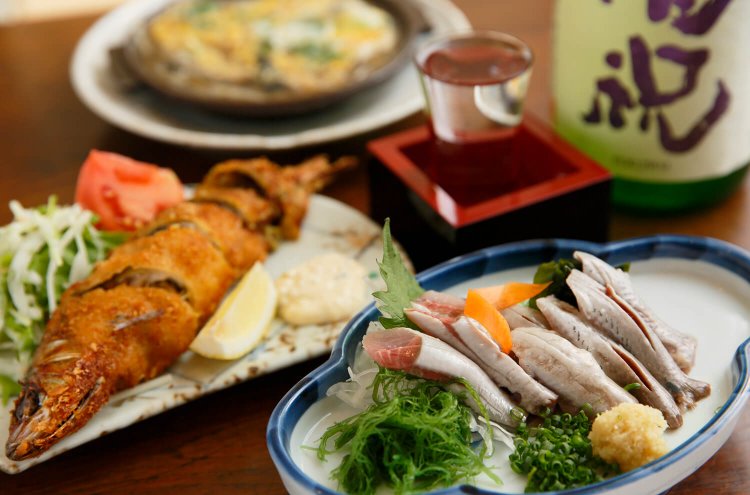 船橋市地方卸売市場や船橋の漁師から仕入れを行う2代目。