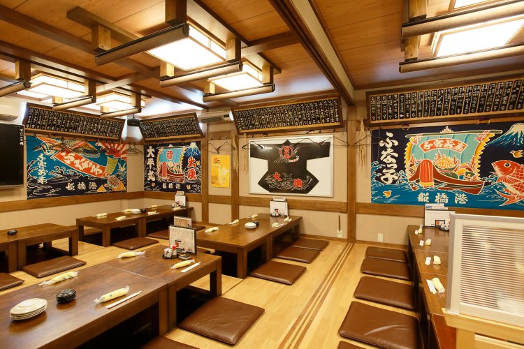 店内に大漁旗。