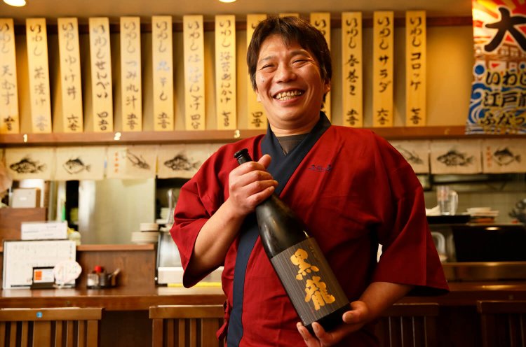 船橋市地方卸売市場や船橋の漁師から仕入れを行う2代目。