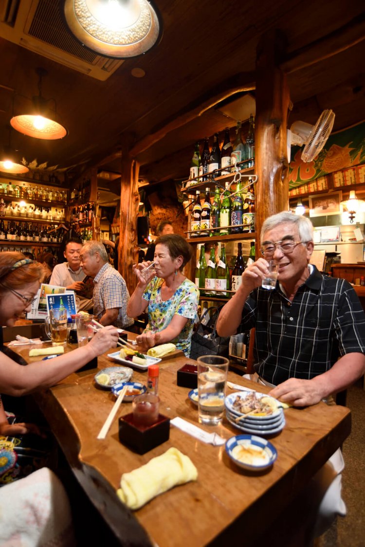 水槽で泳ぐ活イカの姿造り3000円前後やネタケースに並ぶ鮮魚などを目当てに古株客が集う。