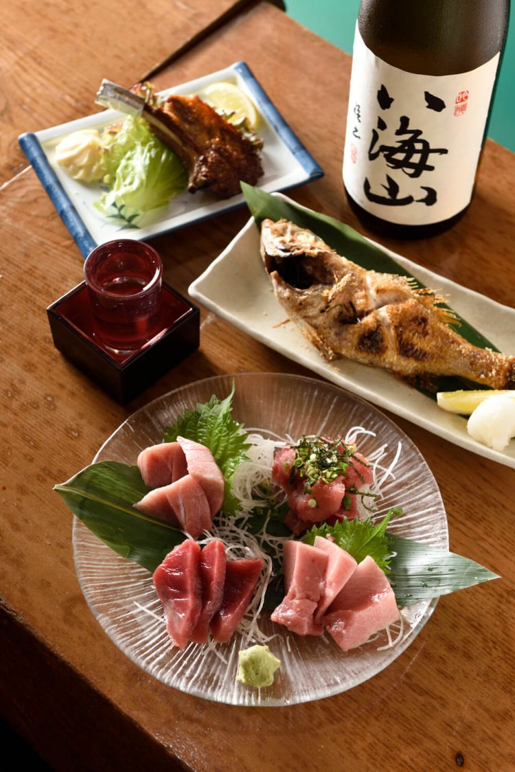 のどぐろ姿塩焼2300円、身質のやわらかな仔羊炙り焼き680円。八海山純米吟醸730円。