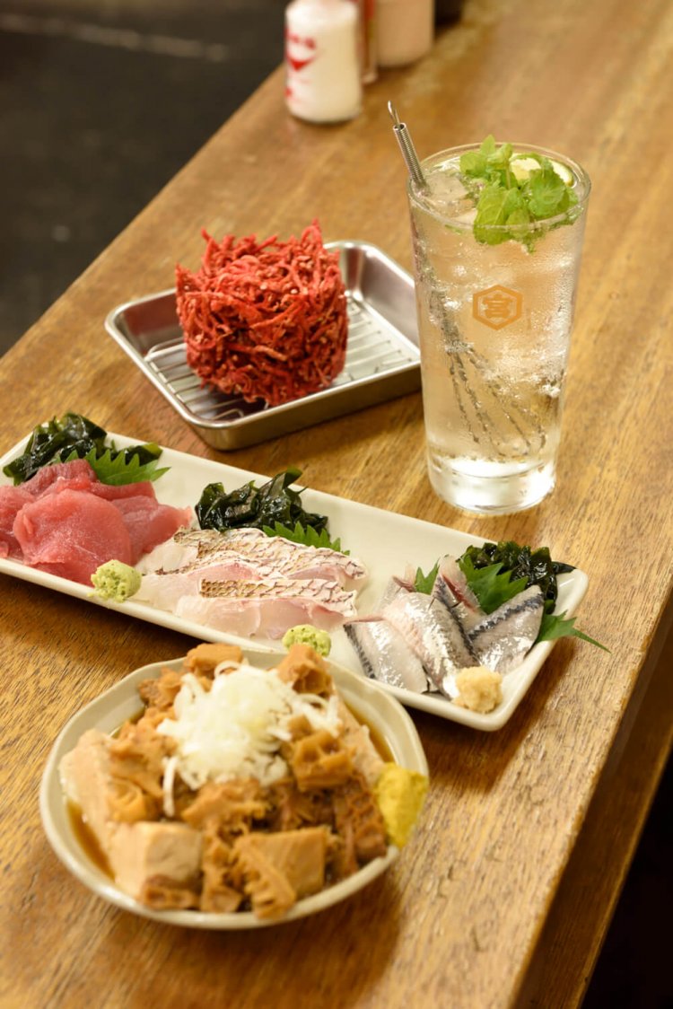 肉豆腐の上に煮込みをかけた重ね518円、新鮮なマグロ刺とタイ刺各486円など。キンミヤモヒート378円。