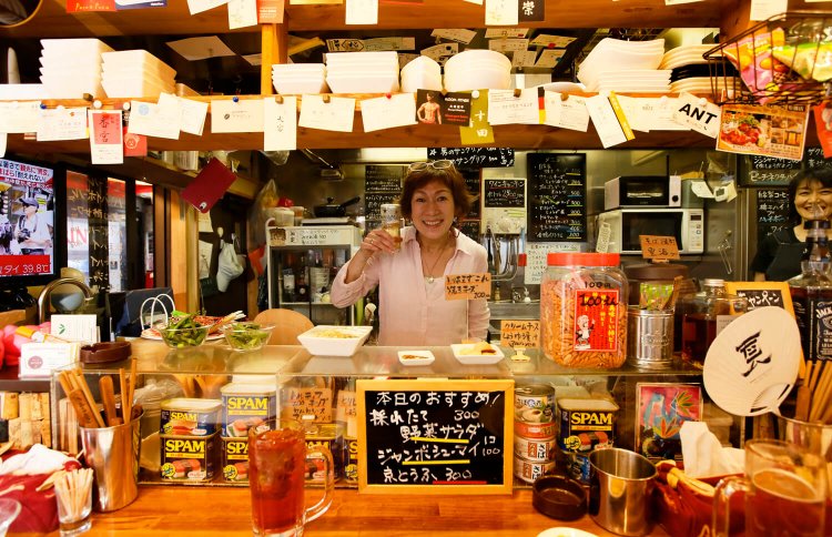 「盛り上がって深夜3時まで営業したことも！」とママ（中央）。